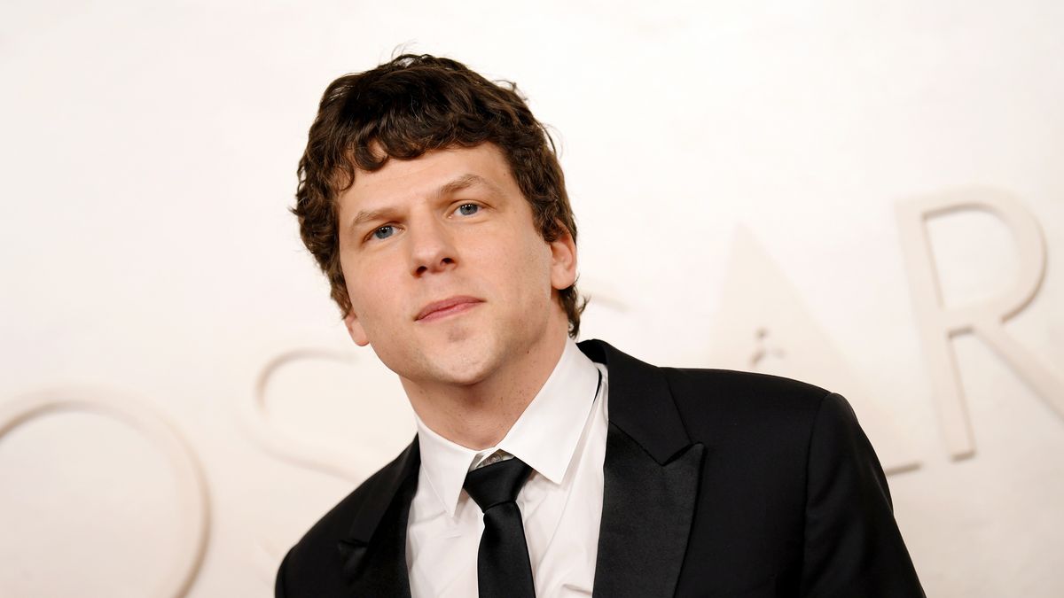 HOLLYWOOD, CALIFORNIA - MARCH 02: Jesse Eisenberg attends the 97th Annual Oscars at Dolby Theatre on March 02, 2025 in Hollywood, California. (Photo by Chelsea Guglielmino/FilmMagic)