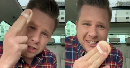 "Zabawny" Filip Chajzer demonstruje nakładanie pudru na twarz. "Dwa paluszki wchodzą, jak kto lubi"