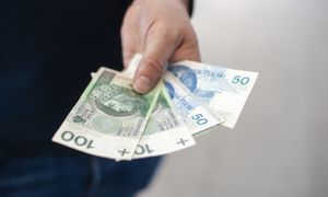 Darowizna od rodziny. Oto kiedy może zainteresować skarbówkę