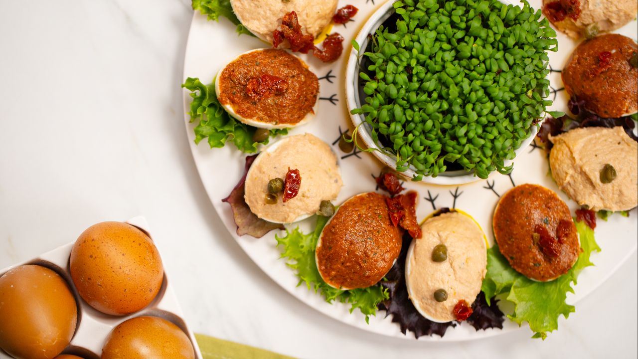 Koniec z nudą na talerzu. W tym roku nafaszeruj jajka czymś zupełnie nowym