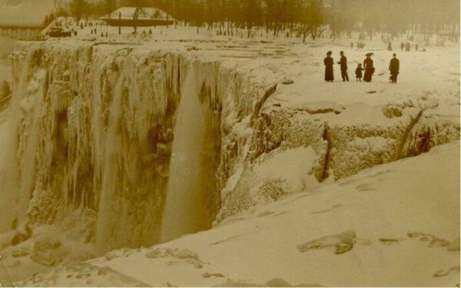 Zamarznięty wodospad Niagara. USA, 1911.