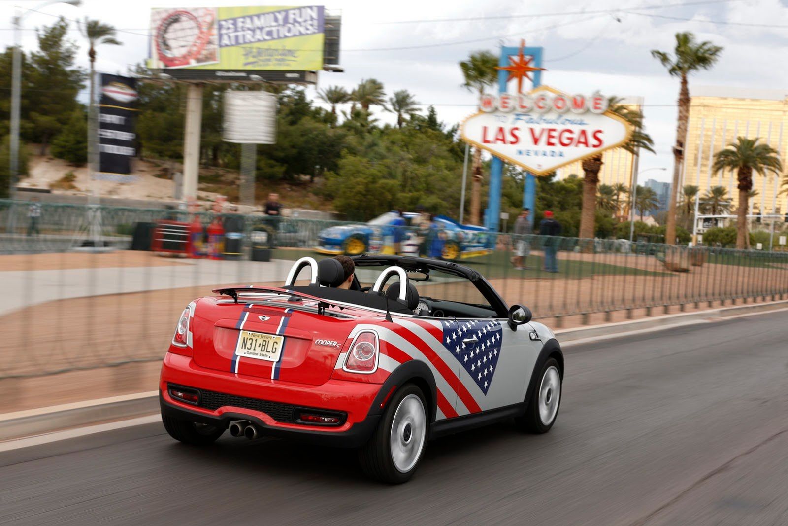 Galeria Mini jako celebracja sprzedaży półmilionowego egzemplarza w USA 273