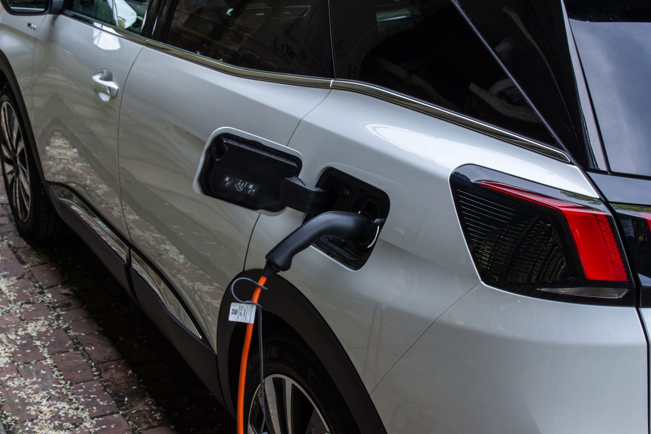 W podstawie otrzymamy ładowarkę pokładową o mocy 3,7 kW. 7,4 kW wymaga dopłaty 1500 zł