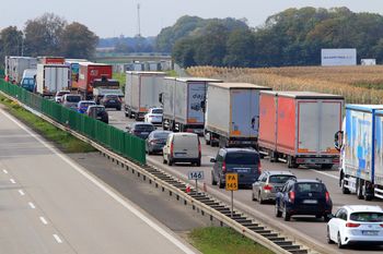 Bus zderzył się z osobówką na autostradzie A4. Kierowcy stoją w korku
