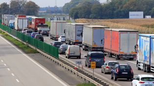 Bus zderzył się z osobówką na autostradzie A4. Kierowcy stoją w korku
