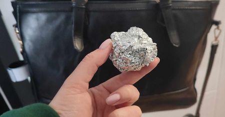 Do torebki wrzucam kulkę z folii aluminiowej. Każda kobieta powinna znać ten trik