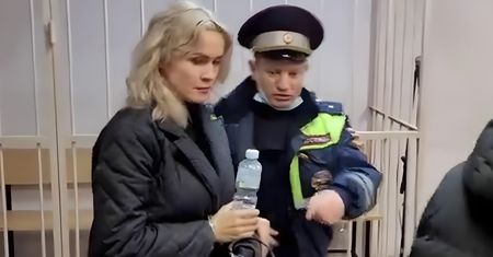 Do sądu trafiła w kajdankach. Grozi jej wiele lat więzienia za wpis