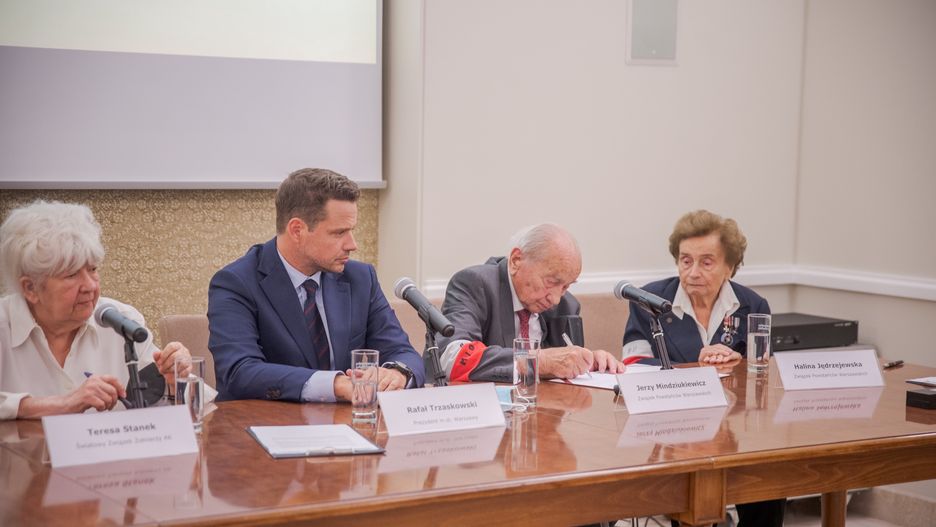 Warszawa. Podpisanie apelu do mieszkańców i gości stolicy