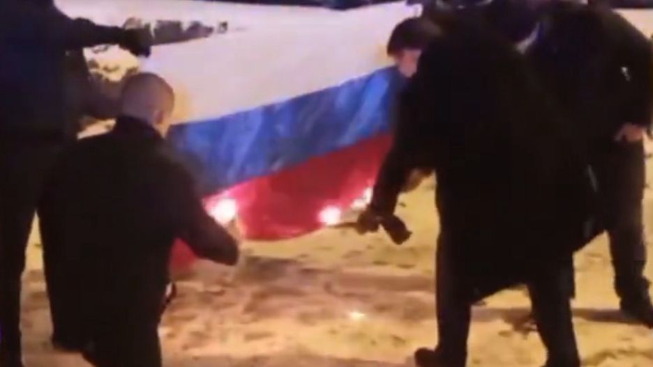 Podczas protestu w Helsinkach spalono flagę Rosji