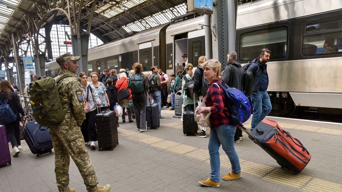 Lwów, Ukraina, 31.05.2022. Ukraińscy uchodźcy oczekują na pociąg na peronie dworca we Lwowie po powrocie z kilkumiesięcznego pobytu poza granicami kraju, 31 bm. Trwa inwazja Rosji w Ukrainę. (vh/amb) PAP/Vitaliy Hrabar