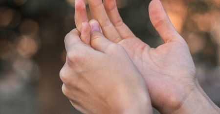 Często pojawia się tylko w nocy. Może być objawem raka