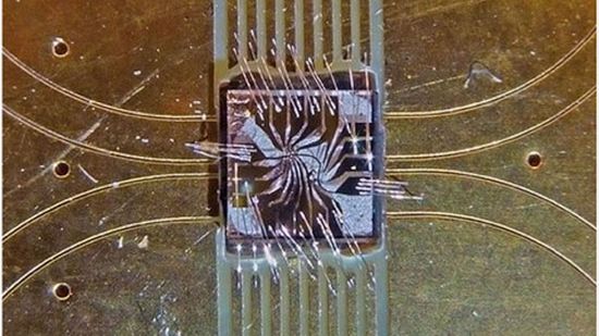 Uczeni zamienili wnętrze diamentu w komputer kwantowy 1