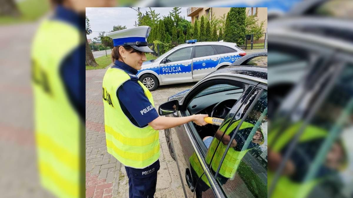 policjantka, alkomat, kontrola trzeźwości