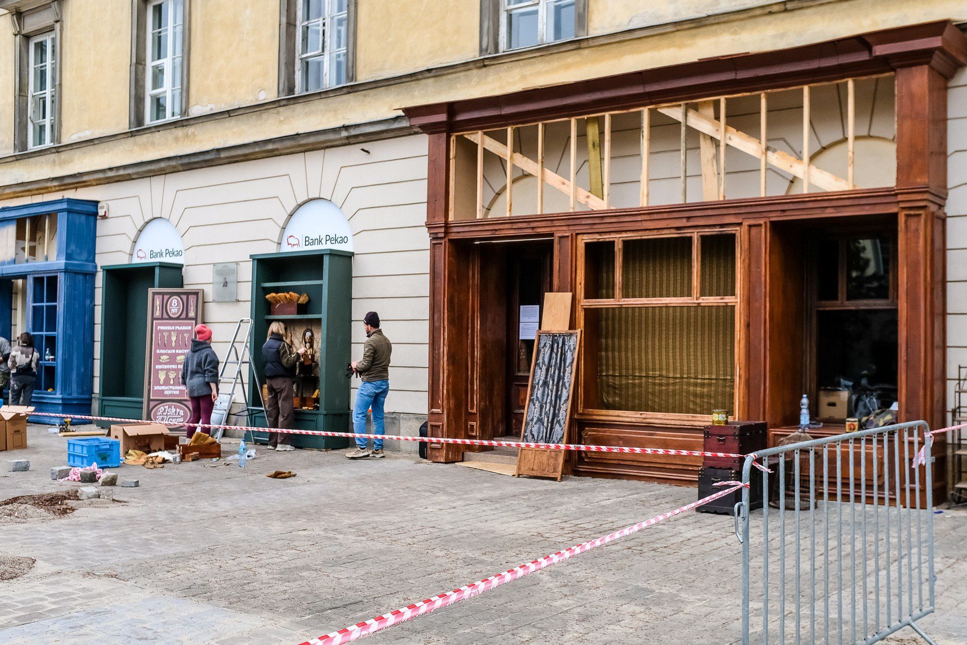Na Krakowskim Przedmieściu w Warszawie stanęła dekoracja do filmowej adaptacji &#34;Lalki&#34;