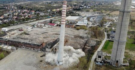 Wyburzenie ogromnego komina w Szczecinie. Spektakularną akcję zarejestrowały kamery