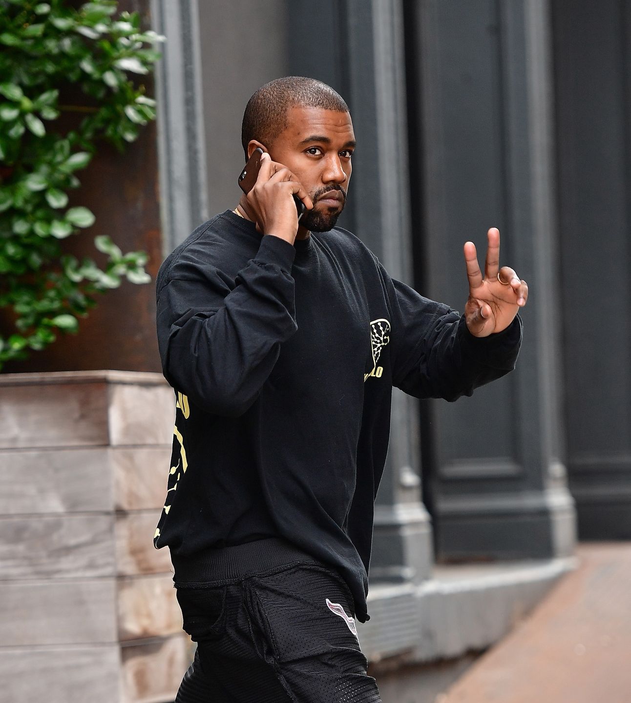 Kanye West znowu w worku na głowie. Stylowy?
