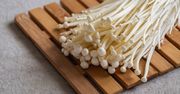 Enoki – co to jest i jak je wykorzystać? Pomysły na azjatyckie grzyby