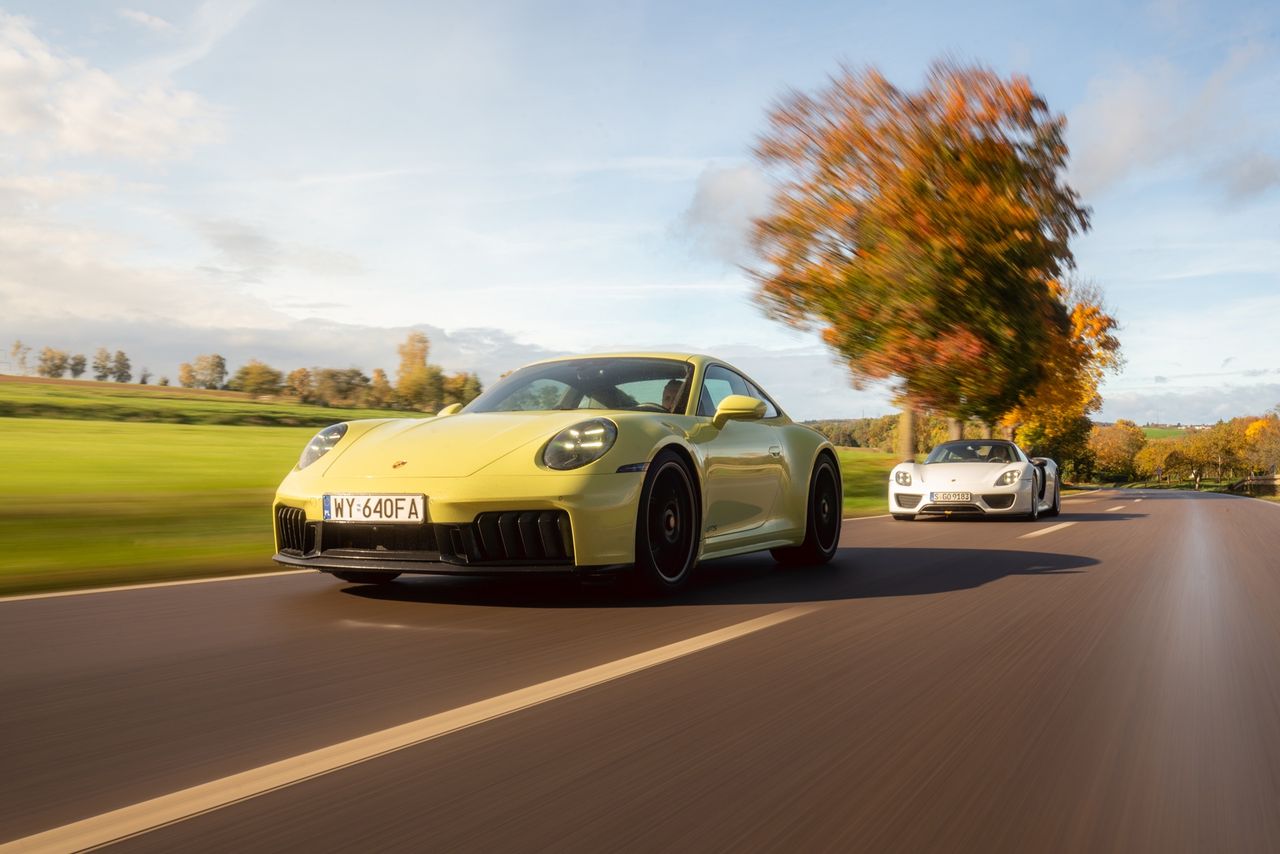 Porsche 918 Spyder vs Porsche 911 Carrera 4 GTS