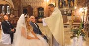 Pokazała wideo ze ślubu. Zachowanie księdza bawi do łez