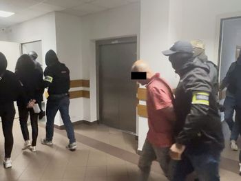 Duża akcja policji pod Warszawą. Zatrzymano 7 uzbrojonych Gruzinów