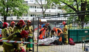 Groźny wypadek w Warszawie. Zerwała się platforma z robotnikami