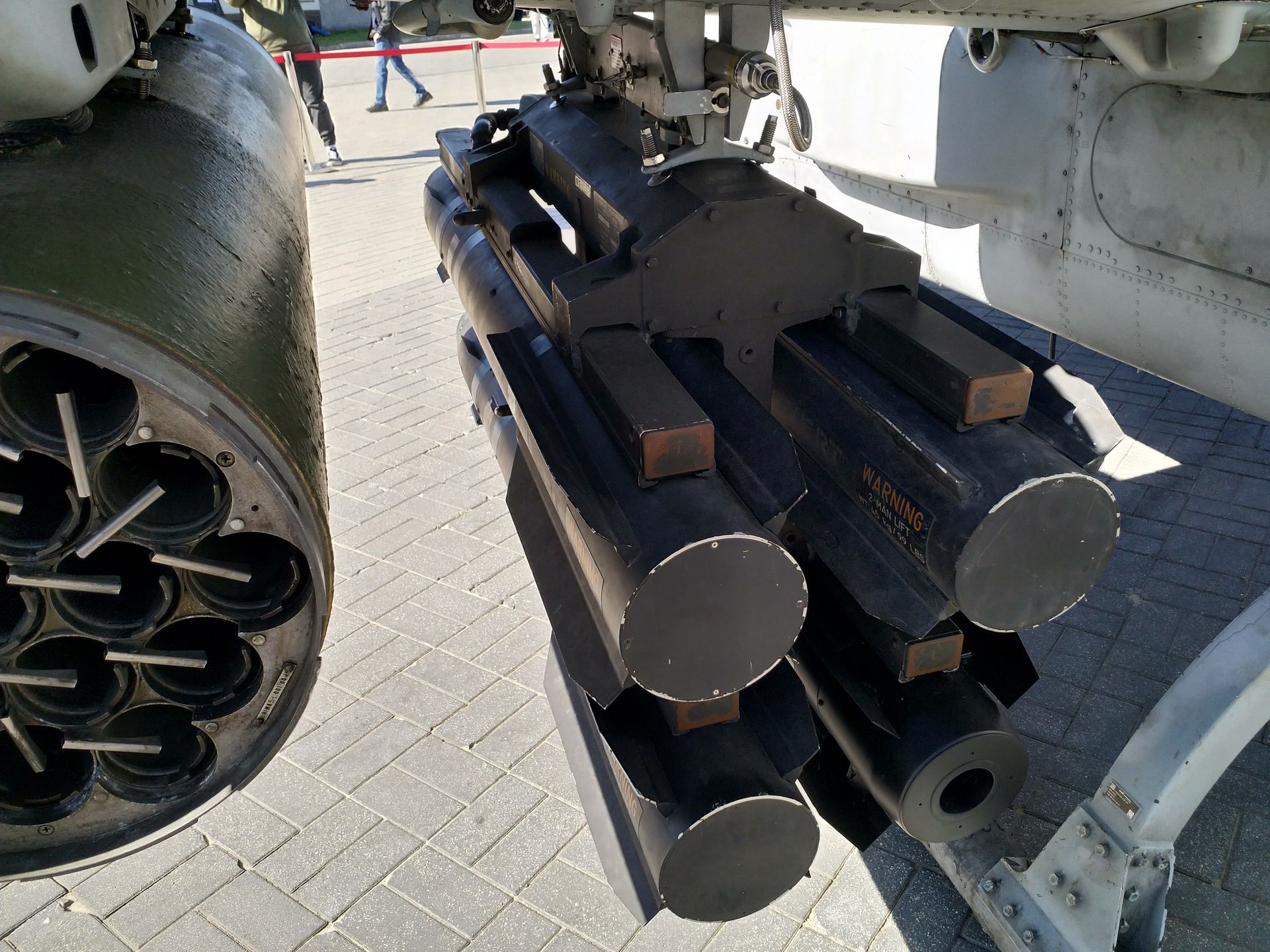 Treningowy zasobnik czterech AGM-114 Hellfire na AH-1Z Viper. Brak głowicy bojowej i silnika rakietowego, ale sprawna głowica naprowadzająca.