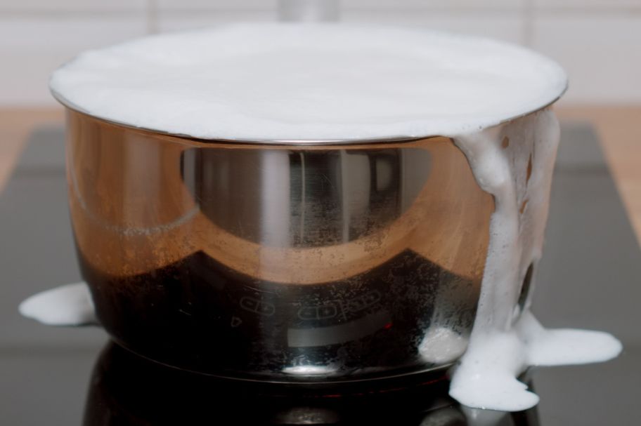 Wlej odrobinę do gotującego się mleka. Na pewno nie wykipi