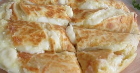 Tanie i proste. Turecki placek z ziemniakami i serem
