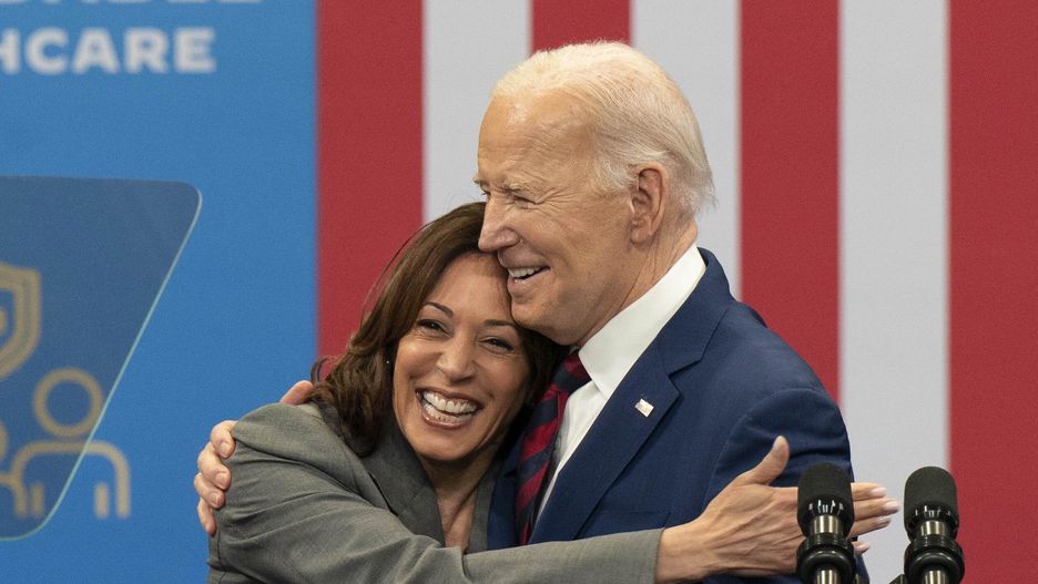 (FILE) - US Vice President Kamala Harris and US President Joe Biden reacts on stage during a campaign event at the Chavis Community Center in Raleigh, North Carolina, USA, 26 March 2024 (reissued 21 July 2024). Joe Biden on 21 July announced on his X (formerly Twitter) account that he would not seek re-election in November 2024, and endorsed Harris to be the Democrats' new nominee. EPA/ALLISON JOYCE Dostawca: PAP/EPA.