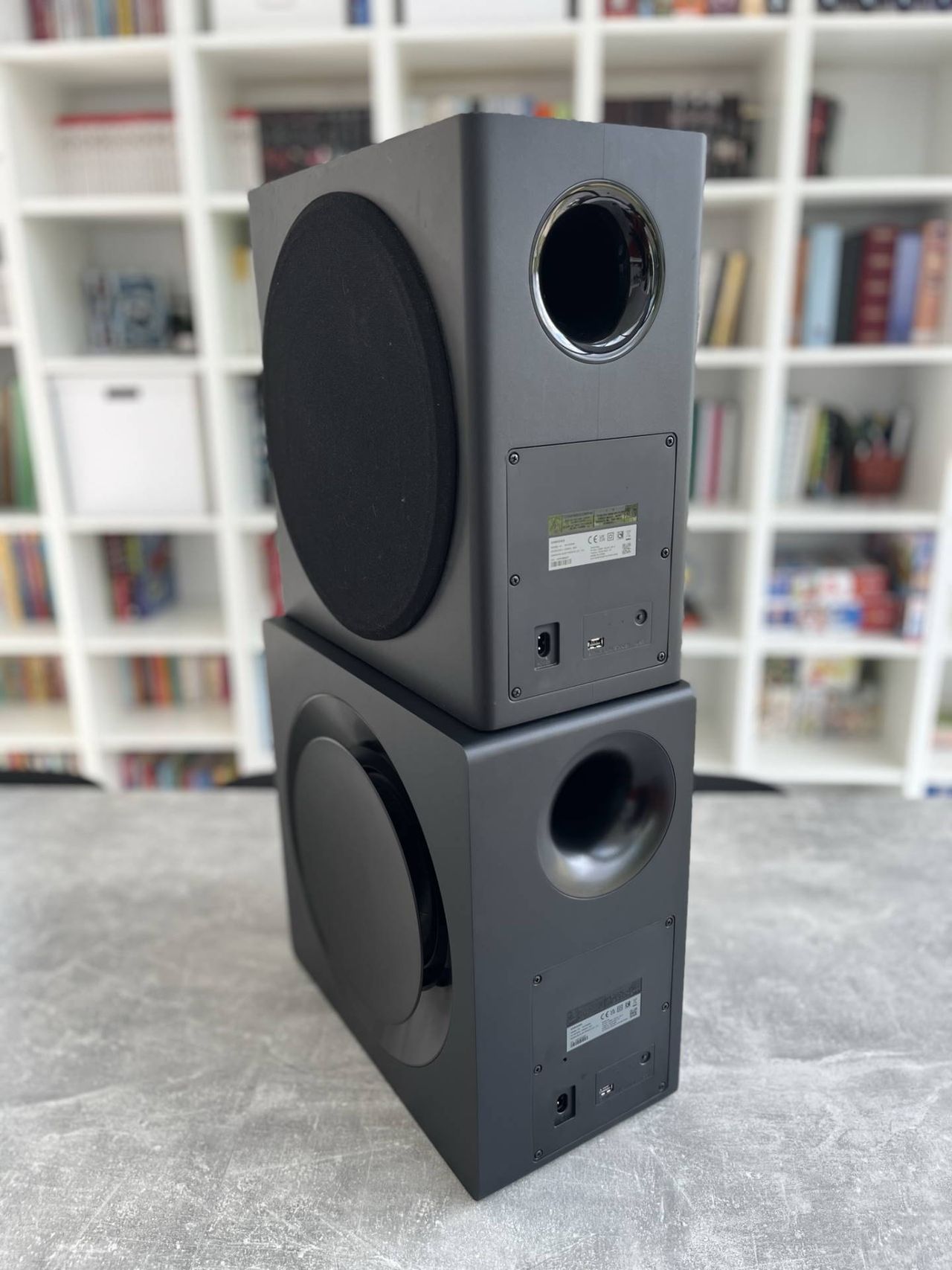 Samsung HW-Q990B vs Samsung HW-Q950A - porównanie subwooferów od tyłu
