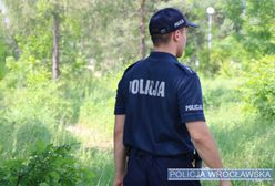 Wrocław. Groził policjantom łopatą, przechodniom szpadą. Agresywny mężczyzna zatrzymany na cmentarzu