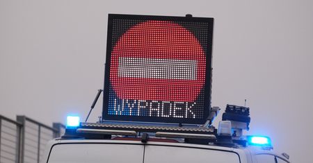 Wypadek z udziałem trzech aut osobowych i jednego dostawczego na S12. Duże utrudnienia w ruchu