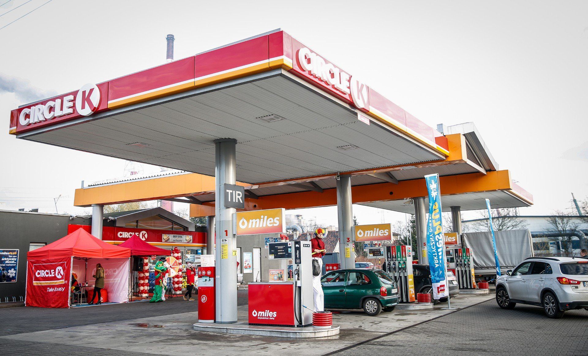 Najwyższe ceny paliw w tym tygodniu odnotowano w woj. opolskim – benzyna 95 kosztuje tam 6,04 zł/l, w świętokrzyskim i warmińsko-mazurskim – gdzie diesel osiąga poziom 6,20 zł/l, oraz w woj. zachodniopomorskim, gdzie litr autogazu wyceniany jest średnio na 2,86 zł.