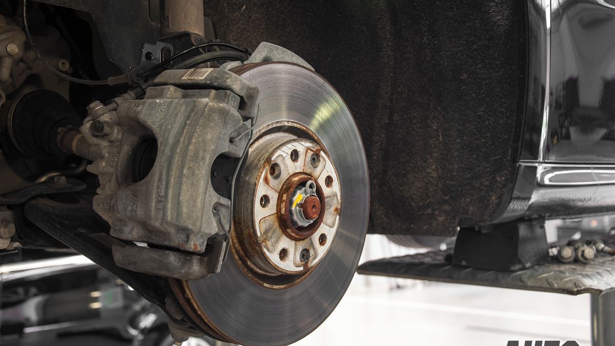 Hamulec tarczowy z zaciskiem