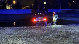 Śląskie: Wypadek na DK91. Kierowca zasłabł i wjechał do stawu