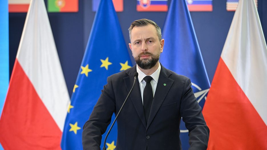 Warszawa, 12.12.2024. Wicepremier, minister obrony narodowej Władysław Kosiniak-Kamysz bierze udział w podpisaniu umowy na zakup bezzałogowego systemu powietrznego MQ-9B SkyGuardian dla Wojska Polskiego w siedzibie MON w Warszawie, 12 bm. Umowa ma na celu zwiększenie zdolności Sił Zbrojnych RP w zakresie pozyskiwania danych rozpoznawczych. (ad) PAP/Marcin Obara