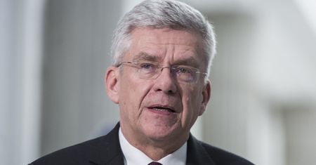 Łukasz Szumowski złożył dymisję. Stanisław Karczewski nowym ministrem zdrowia? "Polityk musi być gotowy do wszystkiego"