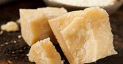 Wystarczy kilka wiórków dziennie. Ten ser to ukojenie dla jelit i wzmacniacz kości