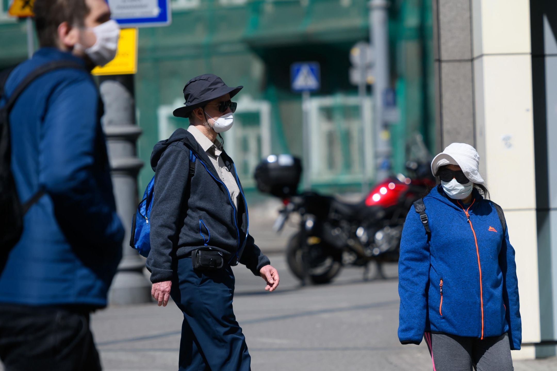 obowi�zek noszenia maseczek ochronnychPozna�, 16.04.2020. Koronawirus w Polsce. Od 16 bm. obowi�zuje nakaz zas�aniania twarzy w miejscach publicznych.
(jk/awol) PAP/Jakub KaczmarczykJakub Kaczmarczykkoronawirus, maseczka, maseczki, covid-19, epidemia, maseczka ochronna, miejsce pibliczne, naa, obostrzenia, obowi�zek, ograniczenia, pandemia, piesi, przechdnie, SARS-CoV-2, stan epidemii, ulica, zakazy, zalecenia