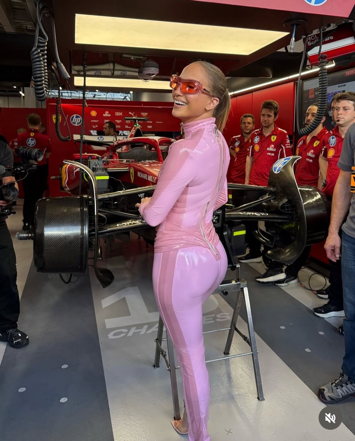 Jennifer Lopez w garażu ekipy Ferrari