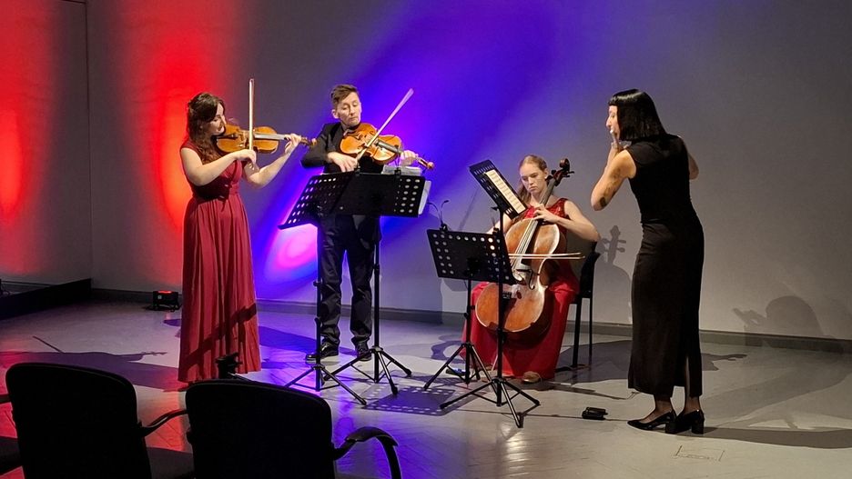 Koncert zespołu Ensemble de l&#39;amitié w ramach wydarzenia &#34;Ścieżki sztuki. Rysunek, Muzyka, Dialog&#34; w Muzeum Teatru imienia Henryka Tomaszewskiego we Wrocławiu