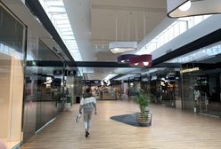 Otwarcie galerii handlowych. Wrocław. Płyn do dezynfekcji na wejściu, pracownicy w maskach i przyłbicach. Niektóre sklepy zamknięte