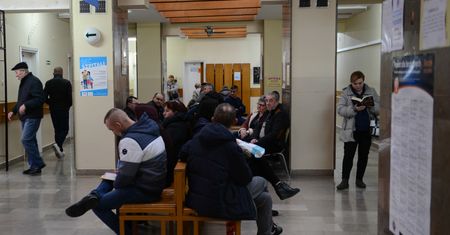 Powinni zacząć leczenie jak najszybciej, ale muszą czekać. "Wpisujemy na listę"