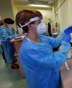 Szczepienia na COVID. Tłumy w kolejce w Oleśnicy. Nerwowe oczekiwanie pielęgniarek