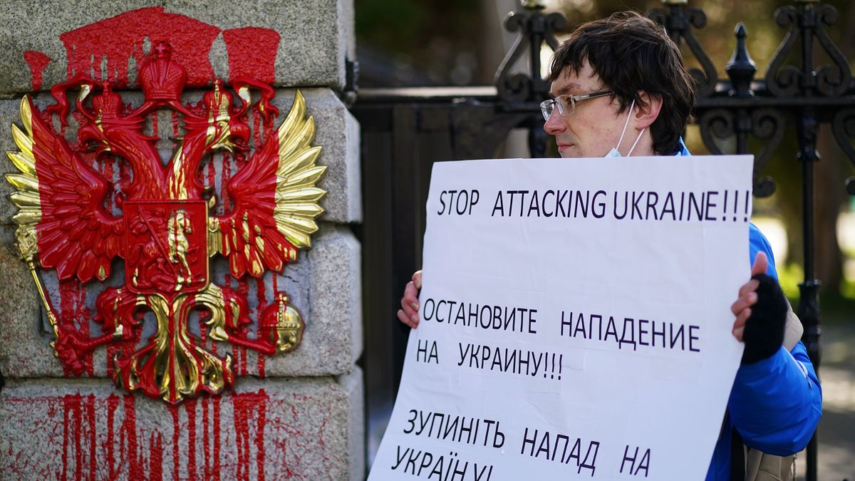 W lutym, zaraz po tym, jak Rosja napadła na Ukrainę, pod rosyjską ambasadą w Dublinie zorganizowano protest