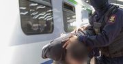 Palił marihuanę w pociągu. 23-latek był agresywny i został wyprowadzony w kajdankach