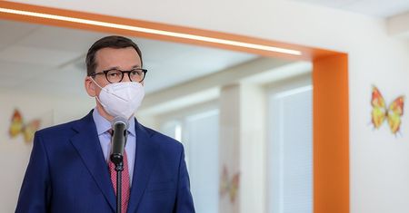 Luzowanie obostrzeń. Premier zmienia majowy plan