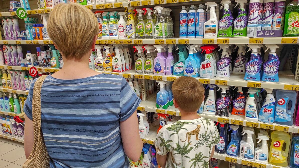 reporter_baza_2022-08
10.08.2022 Lodz. Auchan. Artykuly - tzw. chemia gospodarcza (jest zgoda na publikacje wizerunku dziecka). Fot. Piotr Kamionka/REPORTER
Piotr Kamionka/REPORTER