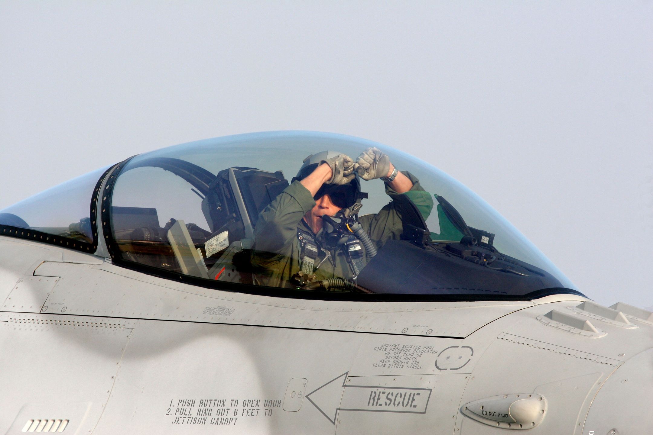 Płk Krystian Zięć zaczynał latać w radzieckich MIG-21. Karierę w wojsku kończył będą szkoleniowcem na amerykańskich F-16
