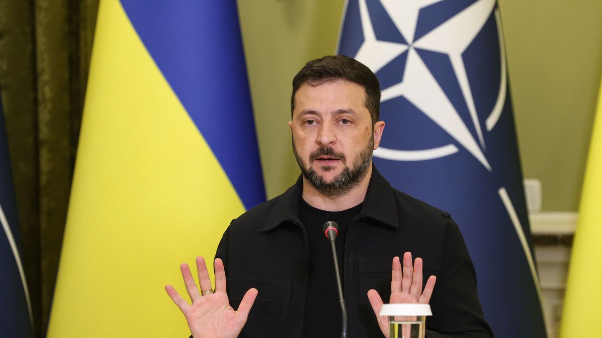 Kijów, Ukraina, 22.08.2025. Prezydent Ukrainy Wołodymyr Zełenski podczas wspólnej konferencji prasowej z sekretarzem generalnyn NATO Markiem Rutte w Kijowie, 22 bm. Sekretarz generalny Sojuszu Północnoatlantyckiego przybył z niezapowiedzianą wizytą do stolicy Ukrainy. (jm) PAP/Victor Kovalchuk